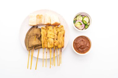 Fıstık sosu ve turşu ile domuz Satay cucumbe olan