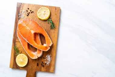 taze çiğ somon fileto biftek