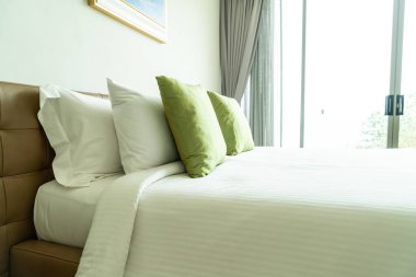 Yatak odasının iç tarafında yastık ve yatak dekorasyonu.