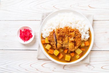 Çıtır çıtır kızarmış domuz pirzola köri ve pilav ile 