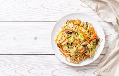 tavada kızartılmış yakisoba noodle sebzeli