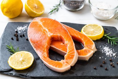 taze çiğ somon fileto biftek