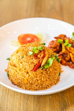 Karides ile Tom Yum Kızarmış Pilav