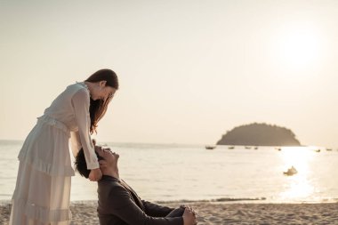 Mutlu çift balayı gidiş tropikal kum plajı üzerinde su içinde seyahat.