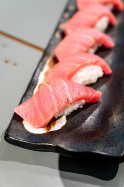 Tuna suşi veya Otoro suşi 