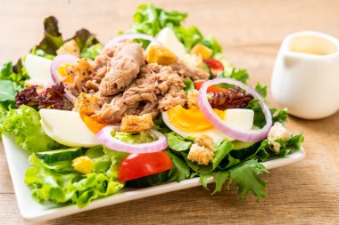 Sebze salatası ve yumurta ile tuna