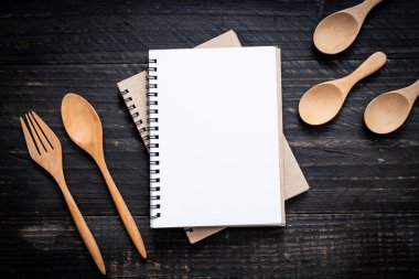 metin Not kopya sapce ile ahşap yüzeyde için boş defter