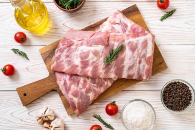 Taze çiğ domuz kaburgası. 