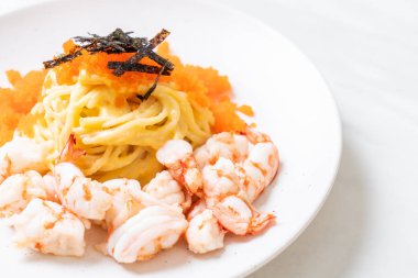 karidesler ve karides yumurtası ile spagetti kremsi