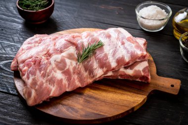 Taze çiğ domuz kaburgası. 