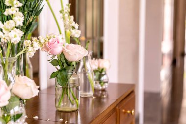 vazo da güzel gül çiçeği