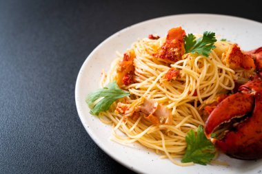 Makarna all'astice veya ıstakoz spagetti