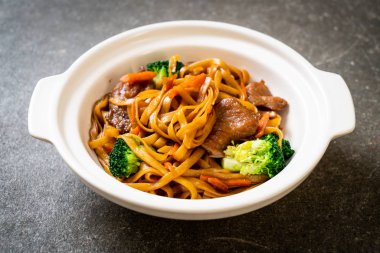 domuz ve sebze ile kızarmış erişte