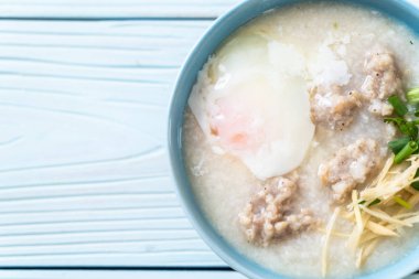 kase kıyılmış domuz eti ile pirinç çorbası 