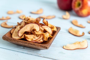 Ev yapımı kurutulmuş organik elma dilimli