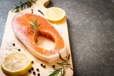 taze çiğ somon fileto biftek