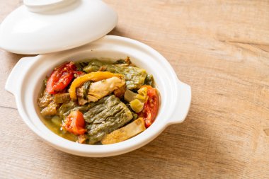 Acı kabak ve domuz eti ile korunmuş hardal yeşil çorba 