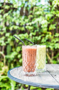 buzlu çikolata ve matcha yeşil çay bardağı masanın üzerine