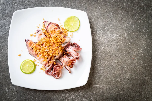 Squid goreng dengan bawang putih — Stok Foto