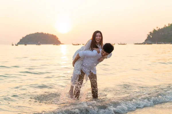 Feliz pareja de viaje de luna de miel en la playa de arena tropical en su — Foto de Stock