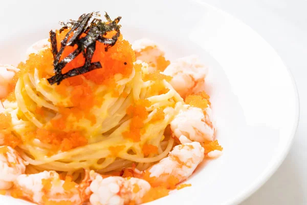 Espaguete cremoso com camarões e ovos de camarão — Fotografia de Stock