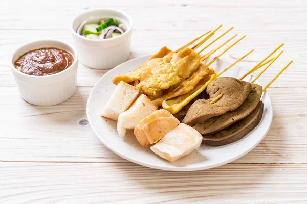 Satay de cerdo con su salsa de maní y encurtidos que son cucumbe —  Fotos de Stock