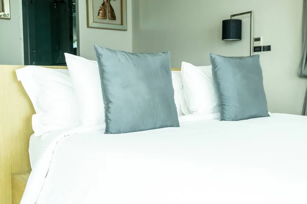 Kussen op bed decoratie in slaapkamer interieur — Stockfoto