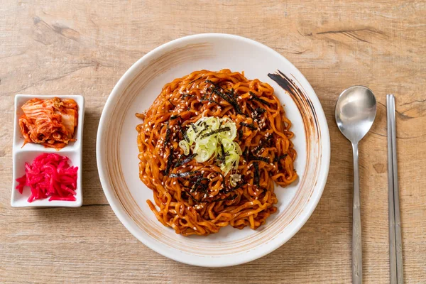 Korean hot and spicy instant noodle with kimchi — Stock Photo, Image