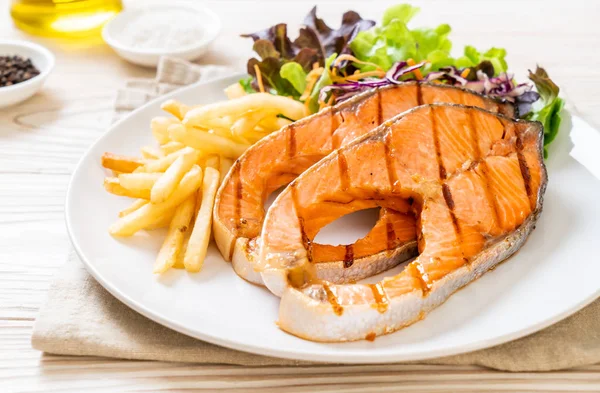 Grilled salmon steak fillet with french fries — Stock Photo, Image