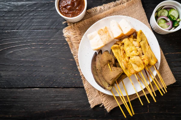 Carne di maiale Satay con la salsa di arachidi e sottaceti che sono cetrioli — Foto Stock