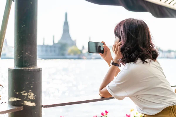 Mulher asiática viajante tirar uma foto no café — Fotografia de Stock