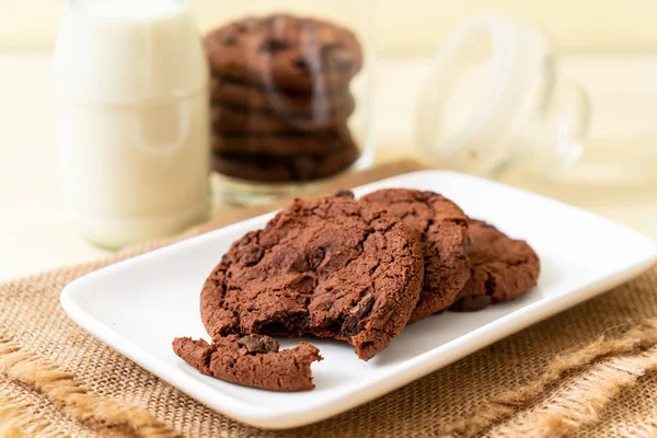 Chocolate cookies with chocolate chips — Stock Photo, Image