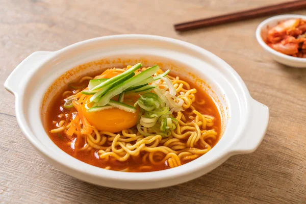 Koreanische scharfe Instant-Nudeln mit Ei, Gemüse und Kimchi — Stockfoto