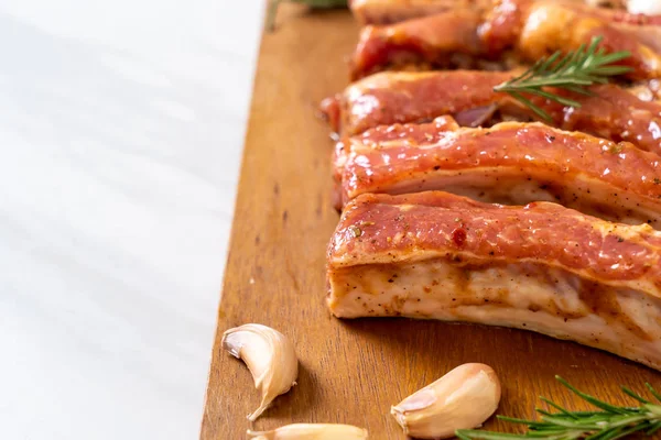 Verse rauwe varkensribbetjes klaar voor roosten met ingrediënten — Stockfoto