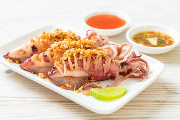 Stegt blæksprutte med hvidløg - Stock-foto