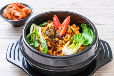 sebze ve kimchi Koreli anlık erişte