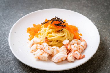 karidesler ve karides yumurtası ile spagetti kremsi