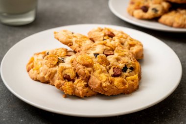 Mısır gevreği üzüm ve badem ile kurabiye