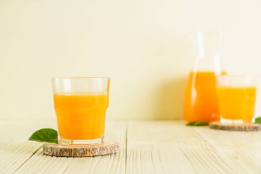 Ahşap arka plan üzerinde taze portakal suyu