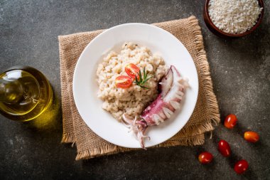 Kalamarlar veya ahtapot risotto