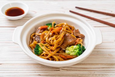 domuz ve sebze ile kızarmış erişte