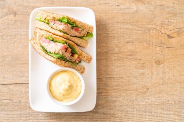 Ev yapımı ton balıklı sandviç 