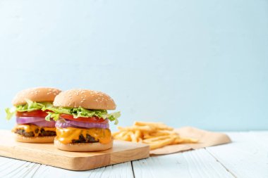 taze lezzetli biftek burger peynir ve patates kızartması