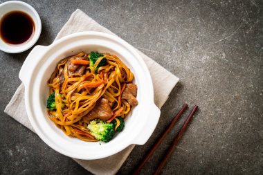 domuz ve sebze ile kızarmış erişte