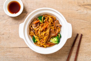 domuz ve sebze ile kızarmış erişte