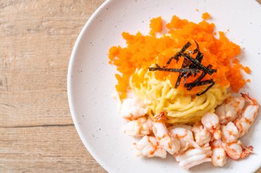 karidesler ve karides yumurtası ile spagetti kremsi