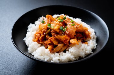 kimchi tepesinde pirinç ile tavada kızartılmış domuz eti 