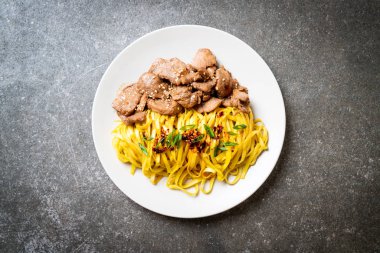 domuz eti ile Asya tavada kızartılmış erişte