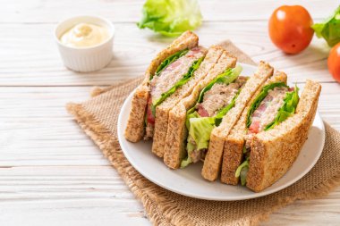 Ev yapımı ton balıklı sandviç 