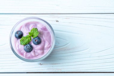 yogur con arándanos frescos